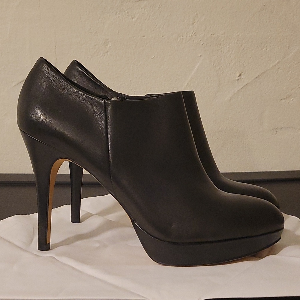 vince camuto women's elvin ankle boots, size 8.5, black